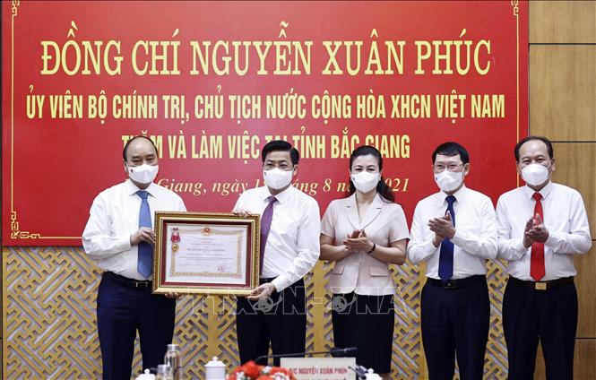 Chủ tịch nước trao Huân chương Lao động tặng tỉnh Bắc Giang vì thành tích phòng, chống dịch